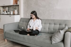 Sofá residencial com acúmulo de poeira e sujeira nas fibras do tecido, demonstrando a necessidade de higienização regular para eliminar ácaros e microrganismos e como a Higienização regular de estofados pode resolver esses problemas.