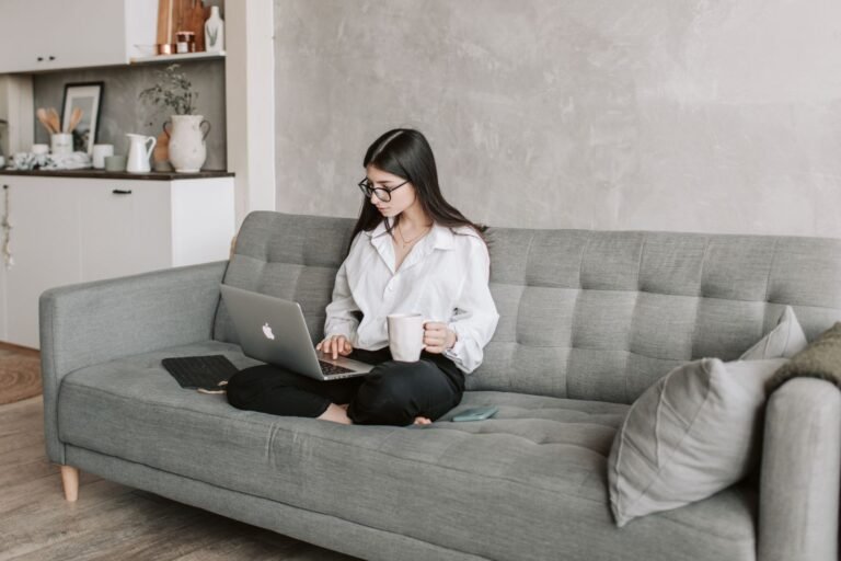 Inicio 16 Sofá residencial com acúmulo de poeira e sujeira nas fibras do tecido, demonstrando a necessidade de higienização regular para eliminar ácaros e microrganismos e como a Higienização regular de estofados pode resolver esses problemas.