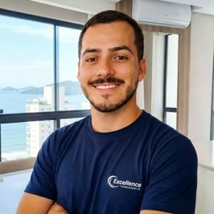 serviço-de-limpeza-de-sofá-em-Bc Técnico profissional da Excellence Higienização com uniforme oficial em apartamento de frente para o mar, pronto para realizar a limpeza de sofá em BC.